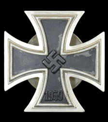 IRON CROSS FIRST CLASS SCREW BACK 1939 MARKED L/12, IN CASE LDO MAKER BY C.E. JUNCKER, BERLIN.