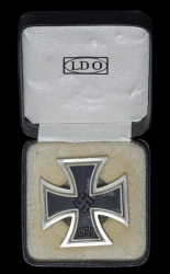 IRON CROSS FIRST CLASS SCREW BACK 1939 MARKED L/12, IN CASE LDO MAKER BY C.E. JUNCKER, BERLIN.