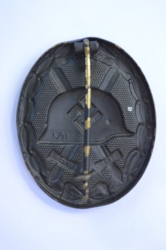 Black Wound Badge marked L/11 maker Wilhelm Deumer, Lüdenscheid.