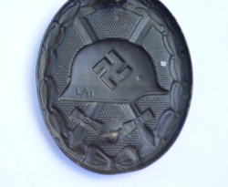 Black Wound Badge marked L/11 maker Wilhelm Deumer, Lüdenscheid.