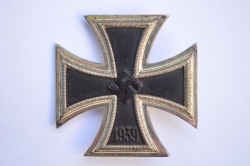 IRON CROSS FIRST CLASS 1939 UNMARKED 100, NONMAGNETIC BY RUDOLF WÄCHTLER & LANGE, MITTWEIDA.