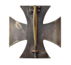 IRON CROSS FIRST CLASS 1939 UNMARKED, NONMAGNETIC IN CASE MAKER BY C.E. JUNCKER, BERLIN.