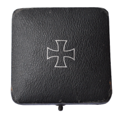 IRON CROSS FIRST CLASS 1939 UNMARKED, NONMAGNETIC IN CASE MAKER BY C.E. JUNCKER, BERLIN.