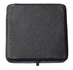IRON CROSS FIRST CLASS 1939 UNMARKED, NONMAGNETIC IN CASE MAKER BY C.E. JUNCKER, BERLIN.