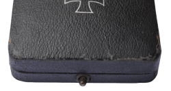 IRON CROSS FIRST CLASS 1939 UNMARKED, NONMAGNETIC IN CASE MAKER BY C.E. JUNCKER, BERLIN.