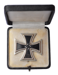 IRON CROSS FIRST CLASS 1939 MARKED L/12 IN CASE MAKER BY C.E. JUNCKER, BERLIN.