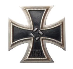 IRON CROSS FIRST CLASS 1939 MARKED L/12 IN CASE MAKER BY C.E. JUNCKER, BERLIN.