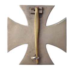 IRON CROSS FIRST CLASS 1939 MARKED L/12 IN CASE MAKER BY C.E. JUNCKER, BERLIN.