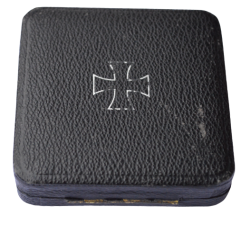 IRON CROSS FIRST CLASS 1939 MARKED L/12 IN CASE MAKER BY C.E. JUNCKER, BERLIN.