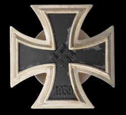 IRON CROSS FIRST CLASS SCREW BACK 1939 MARKED L/12, IN CASE LDO MAKER BY C.E. JUNCKER, BERLIN.