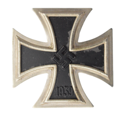 IRON CROSS FIRST CLASS SCREW BACK 1939 MARKED L/12, IN CASE LDO MAKER BY C.E. JUNCKER, BERLIN.