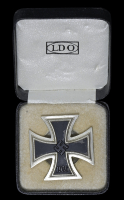 IRON CROSS FIRST CLASS SCREW BACK 1939 MARKED L/12, IN CASE LDO MAKER BY C.E. JUNCKER, BERLIN.