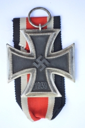 Iron Cross Second Class 1939 marked 25 maker Arbeitsgemeinschaft der Graveur- Gold- und Silberschemiedeinnungen.