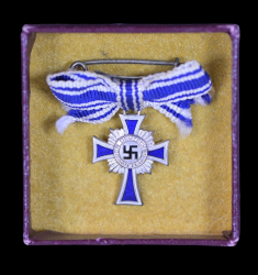 Miniature Mother's Cross in silver on ribbon, marked L/60 maker Gustav Brehmer from Markneukirchen, in LDO sales box.