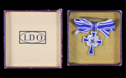 Miniature Mother's Cross in silver on ribbon, marked L/60 maker Gustav Brehmer from Markneukirchen, in LDO sales box.